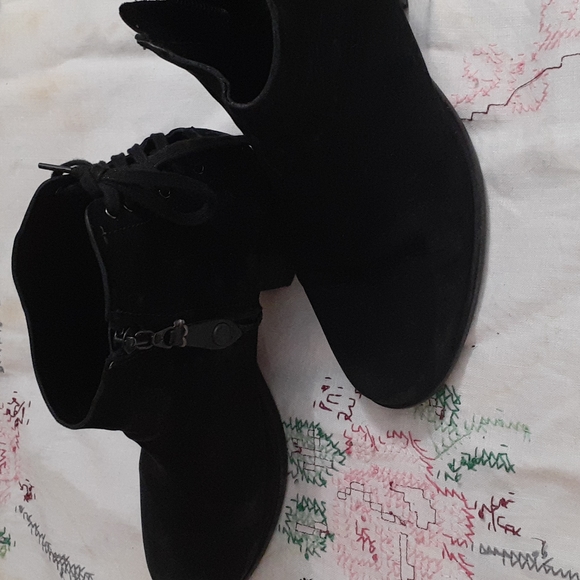 Rag and bone suede heel ankle boots. - Picture 3 of 7